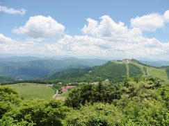 展望台から萩太郎山と休暇村